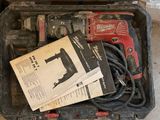 une boîte remplie d'outils posés sur le sol