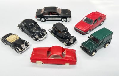 plusieurs petites voitures sont disposées en cercle sur une surface blanche