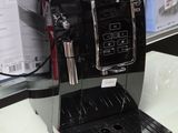 une machine à café posée sur une table
