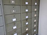 de nombreux classeurs dans une pièce comportant de nombreux tiroirs