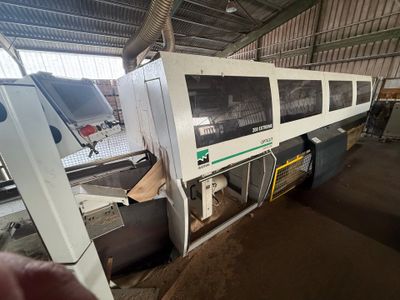 une image d'une machine qui se trouve dans un bâtiment