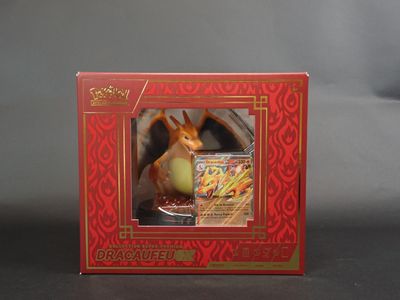 une boîte contenant une figurine de dragon