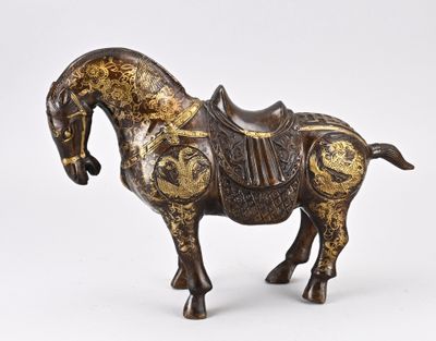 figurine en bronze représentant un cheval avec une selle sur le dos