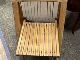 une chaise en bois placée à côté d'un radiateur