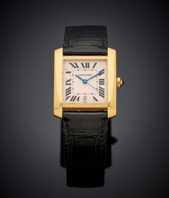 gros plan d'une montre-bracelet avec des chiffres romains