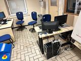 une pièce où il y a tout un tas d'ordinateurs sur les bureaux