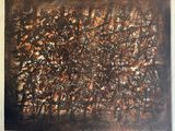 une peinture abstraite réalisée à la peinture marron et noire sur fond blanc
