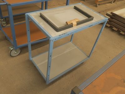 une table sur laquelle est posé un plateau, au milieu d'une pièce