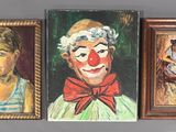 Trois tableaux représentant des clowns sont accrochés au mur, alignés les uns à côté des autres.