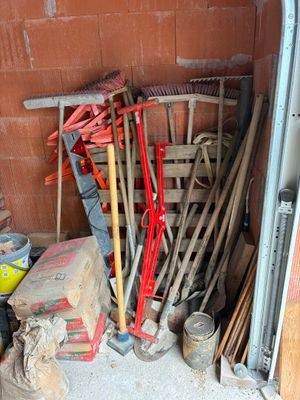 tout un tas d'outils qui traînent dans le garage