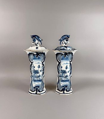 DELFT, Paire de longs vases couverts à décor en blanc/bleu d… - Photo 1