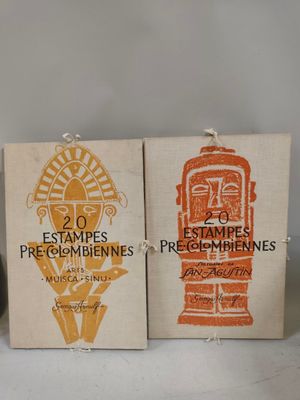 deux boîtes ornées de timbres, placées l'une à côté de l'autre