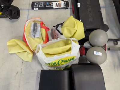 LOT DE BALLONS de paille et swiss ball - Photo 1