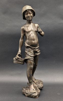 statue en bronze représentant un garçon avec un seau et un chapeau