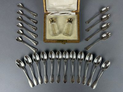 Réunion d'une suite de DOUZE CUILLERS à MOKA en argent, modè… - Photo 1