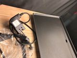 un ordinateur portable posé sur une table en bois