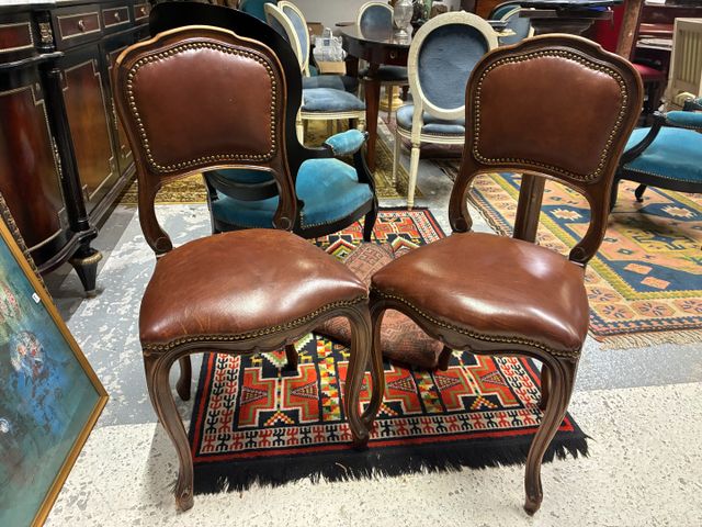 Suite de 12 chaises cabriolets de style Louis XV garnies de cuir 