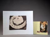 une carte blanche avec une peinture en noir et blanc et une carte jaune