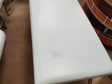 plusieurs chaises et une table dans une pièce