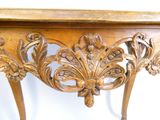 une table en bois sur laquelle se trouve un miroir