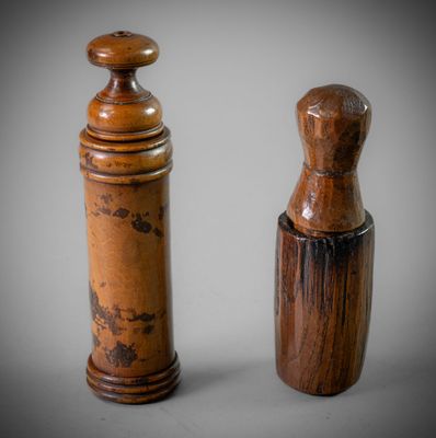 un ensemble composé d'un moulin à poivre et d'une poivrière en bois