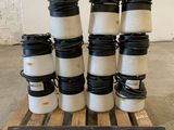 de nombreuses tasses de café posées sur une palette en bois