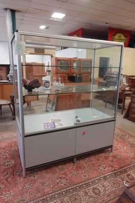 une vitrine en verre au milieu d'une pièce