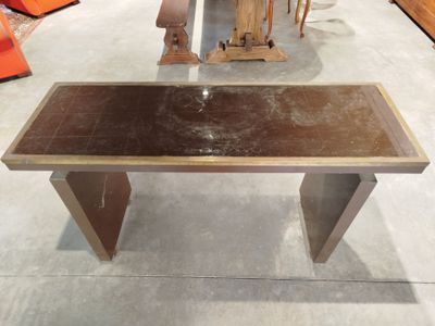 une table posée sur le sol d'une pièce