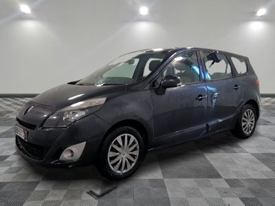 la photo d'une voiture grise garée dans un garage