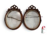 paire de miroirs ovales anciens avec cadre en bois sculpté et inserts en verre