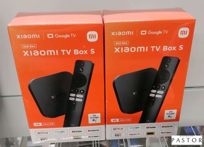 Deux boîtiers de la nouvelle Xiao TV Box sont exposés dans un magasin