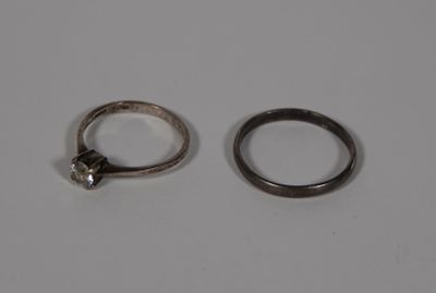 2 BAGUES en argent dont une agrémentée d'une pierre blanche.