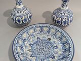 deux vases bleus et blancs et une assiette posés sur une table