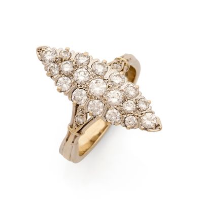 BAGUE NAVETTE présentant un pavage de diamants ronds taille …