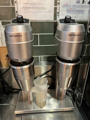 deux machines à café posées sur un comptoir