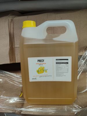 un gallon de liquide posé sur un sac en plastique