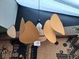 trois lampes suspendues au plafond dans une pièce