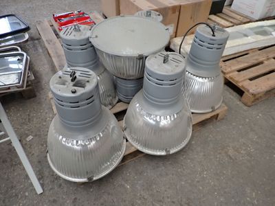 de nombreuses lampes posées sur une palette dans un entrepôt