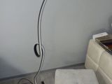 une lampe posée par terre à côté d'un repose-pieds