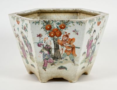 un vase avec un tableau posé sur une table