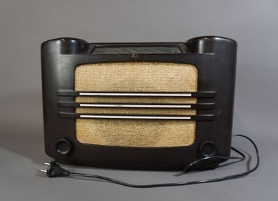 une radio à l'ancienne posée sur une table