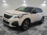 la voiture blanche est garée sur un sol en damier dans le garage