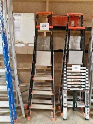 plusieurs échelles empilées dans une pièce