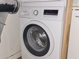 une photo d'un lave-linge et d'un sèche-linge dans une cuisine