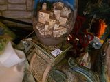 une statue représentant une tortue assise à côté d'un sapin de Noël