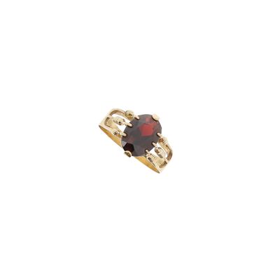 Gros plan sur une bague ornée d'une pierre rouge