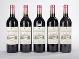 quatre bouteilles de vin sont alignées