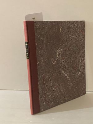 un livre à la couverture rouge posé sur une table blanche