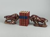 deux figurines de lions et un livre posés sur une table