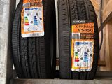 deux pneus sont posés sur une étagère devant un immeuble